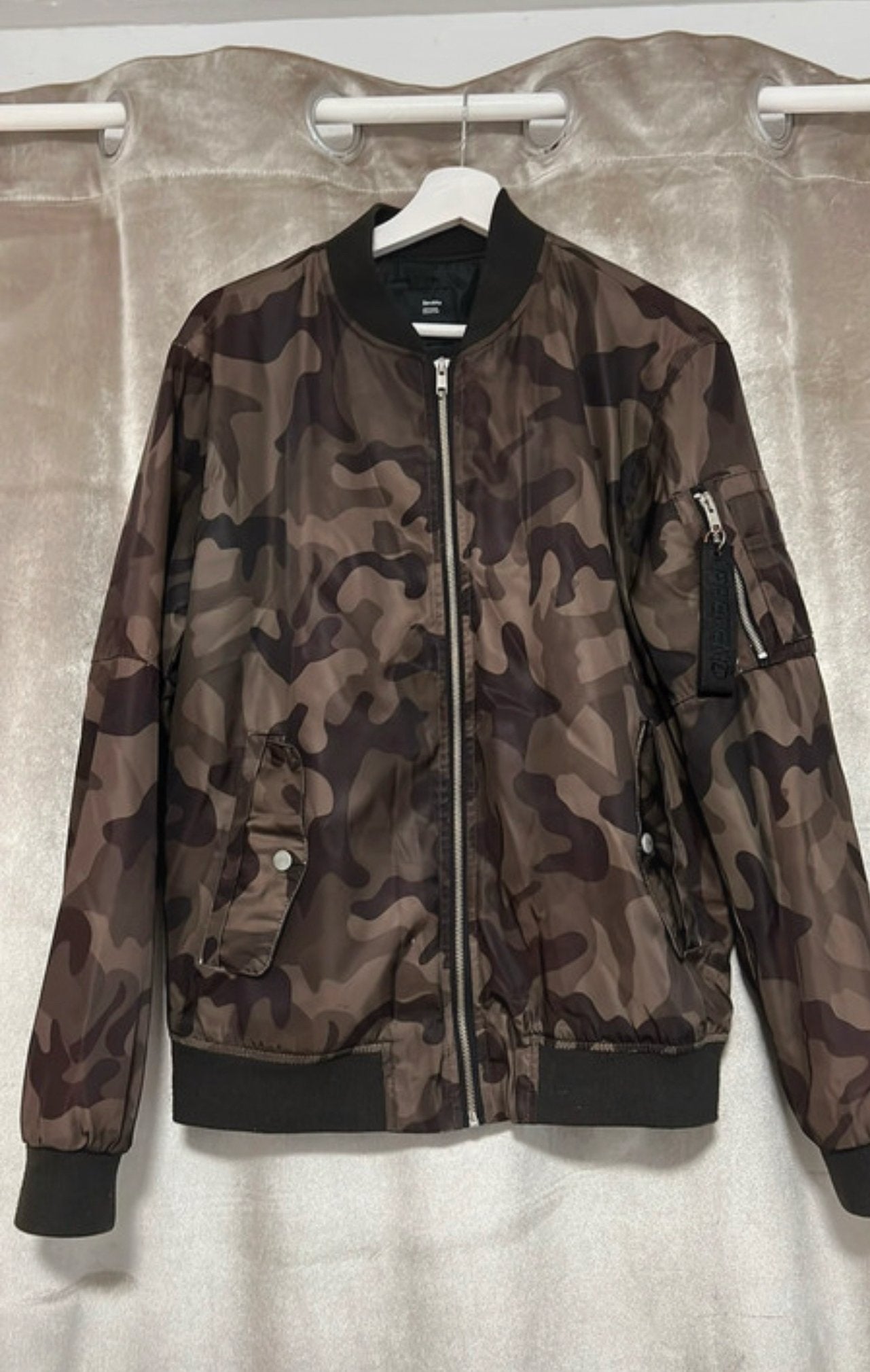 Bershka Camouflage Bomberjack - Maat M, Ophalen of Verzenden, Zo goed als nieuw, Maat 48/50 (M), Bruin