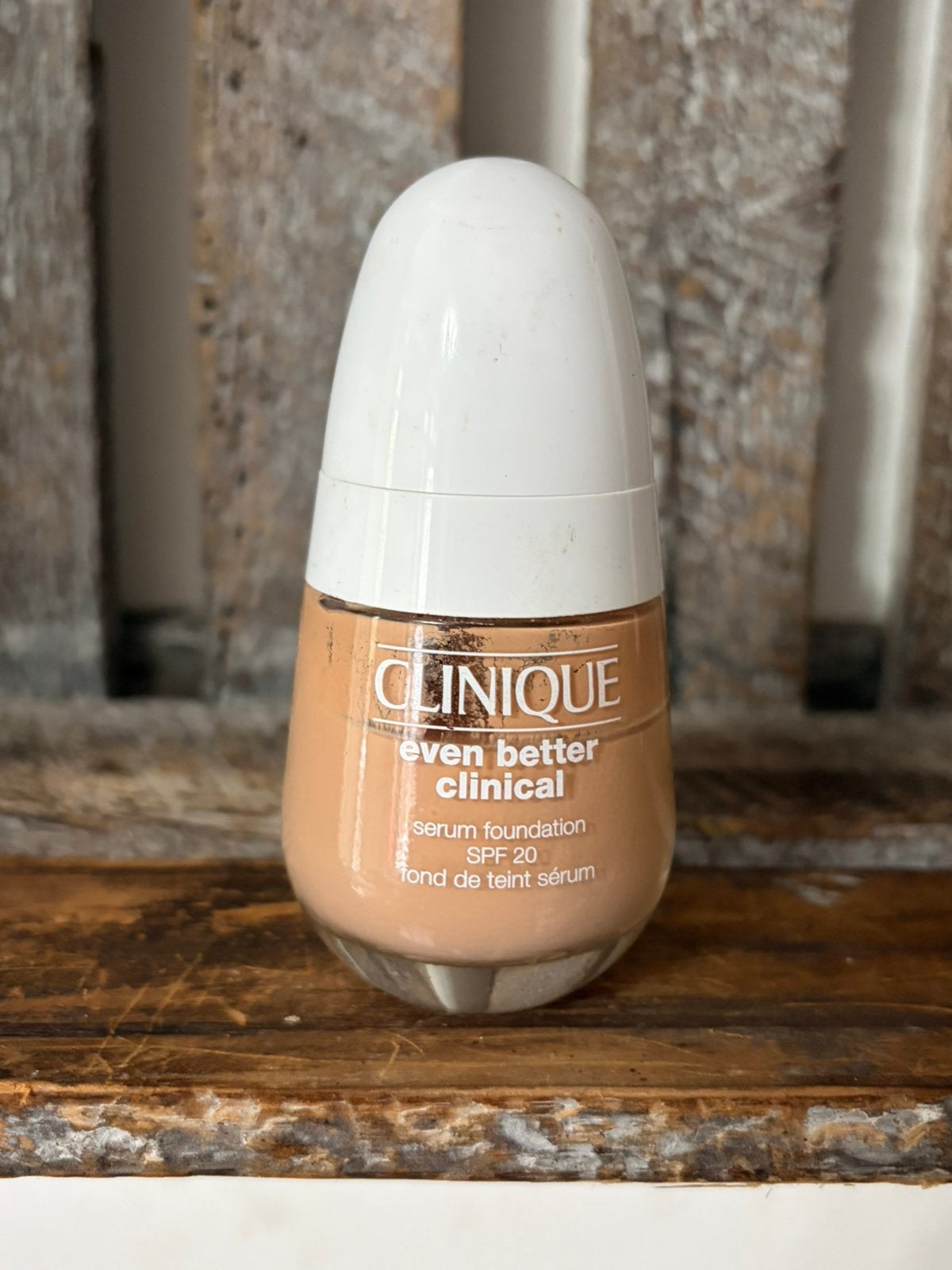 Clinique Even Better Clinical Serum Foundation CN62, Ophalen of Verzenden, Zo goed als nieuw, Overige kleuren, Gehele gezicht