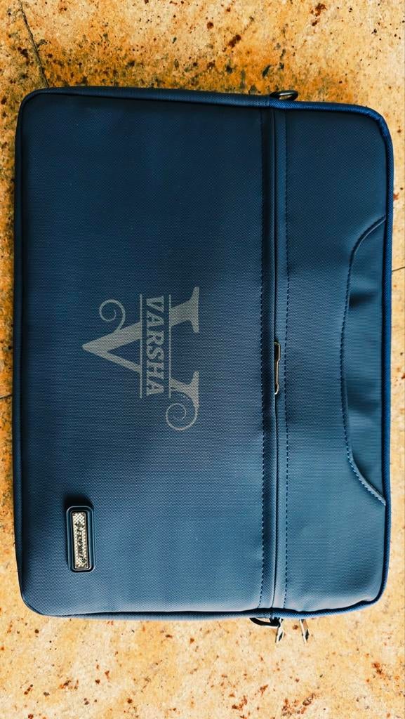 Nieuwe Donkerblauwe Laptoptas 15 inch met Naam 'Varsha', Ophalen, 15 inch, Nieuw, Handvat
