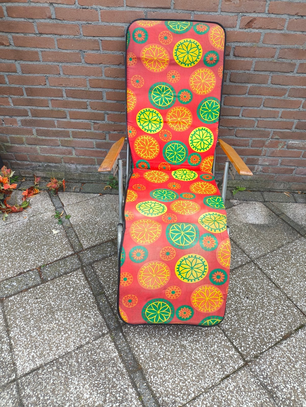 Vintage / retro opklapbare ligstoel met bloemen patroon, Ophalen, Gebruikt, Metaal, Verstelbaar