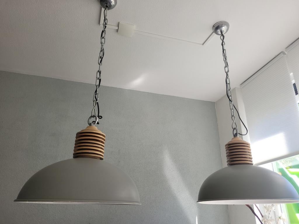 Te koop, 2 industriële hanglampen. Met kleine prijs voor u!, Ophalen, Gebruikt, Hout, Industrieel, Modern, Scandinavisch