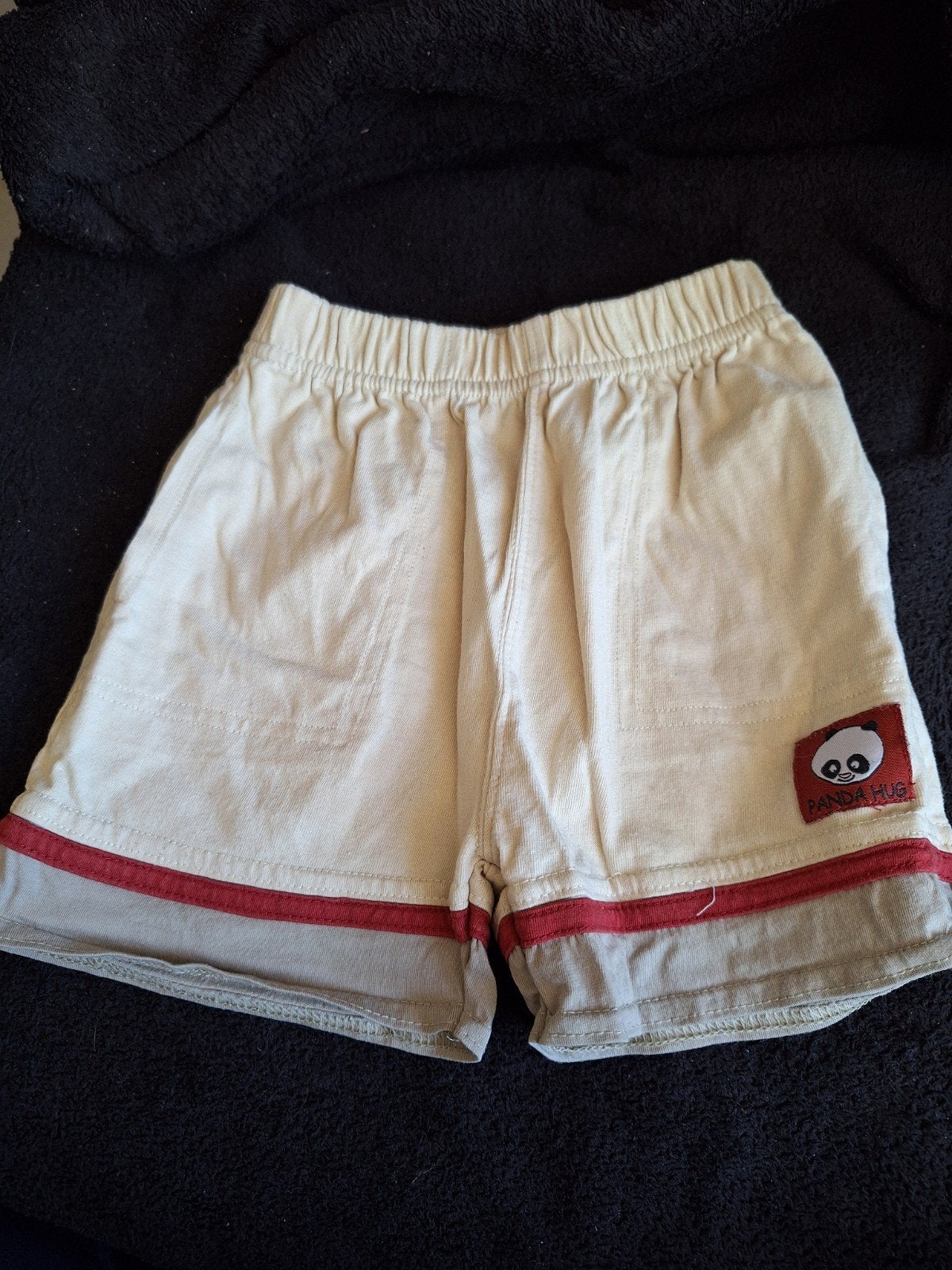 Beige korte broek met rode bies maat 86-92, Kinderen en Baby's, Babykleding | Maat 86, Broekje, Onbekend, Ophalen of Verzenden