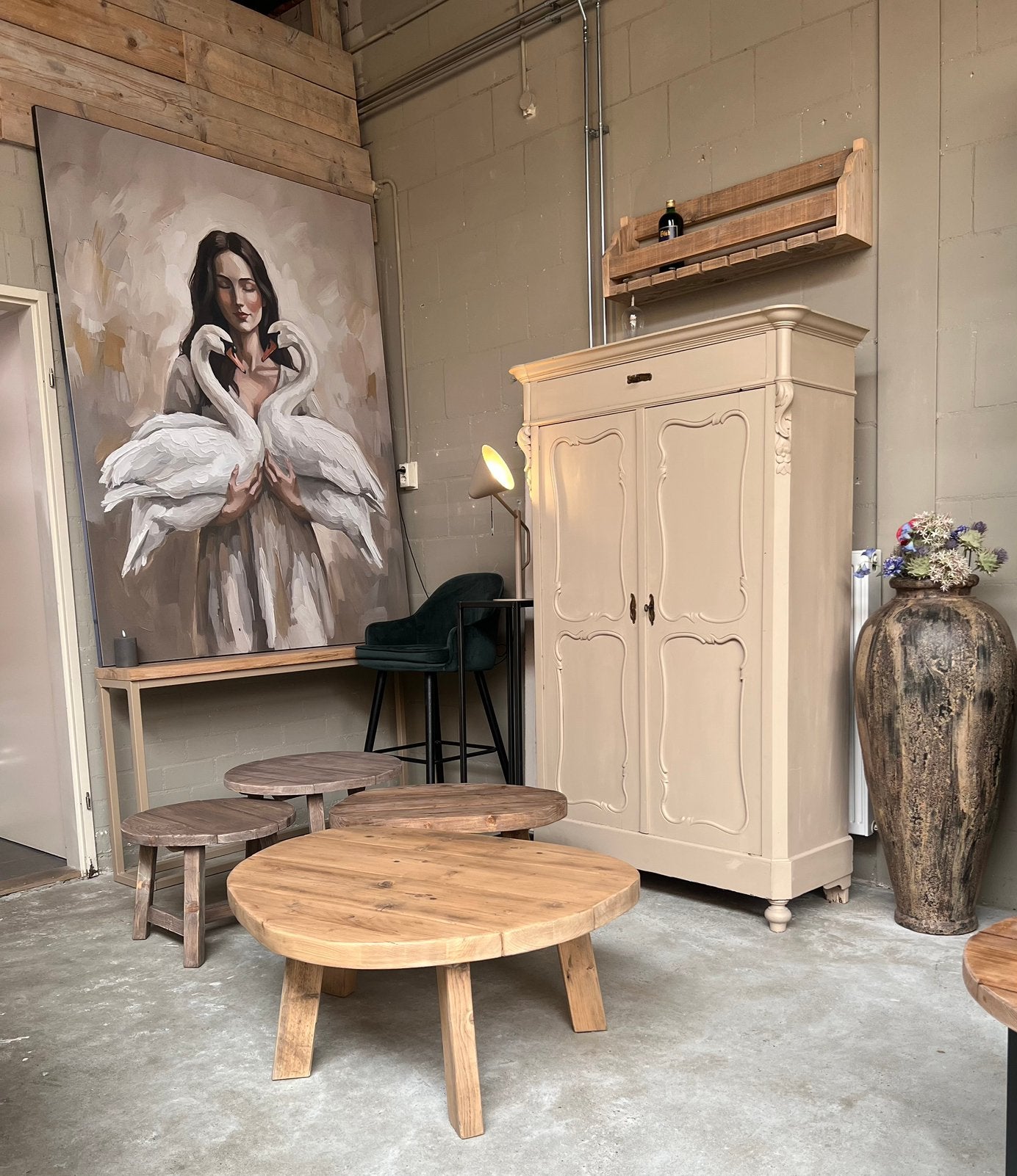 Brocante kast warm beige, Ophalen, Zo goed als nieuw