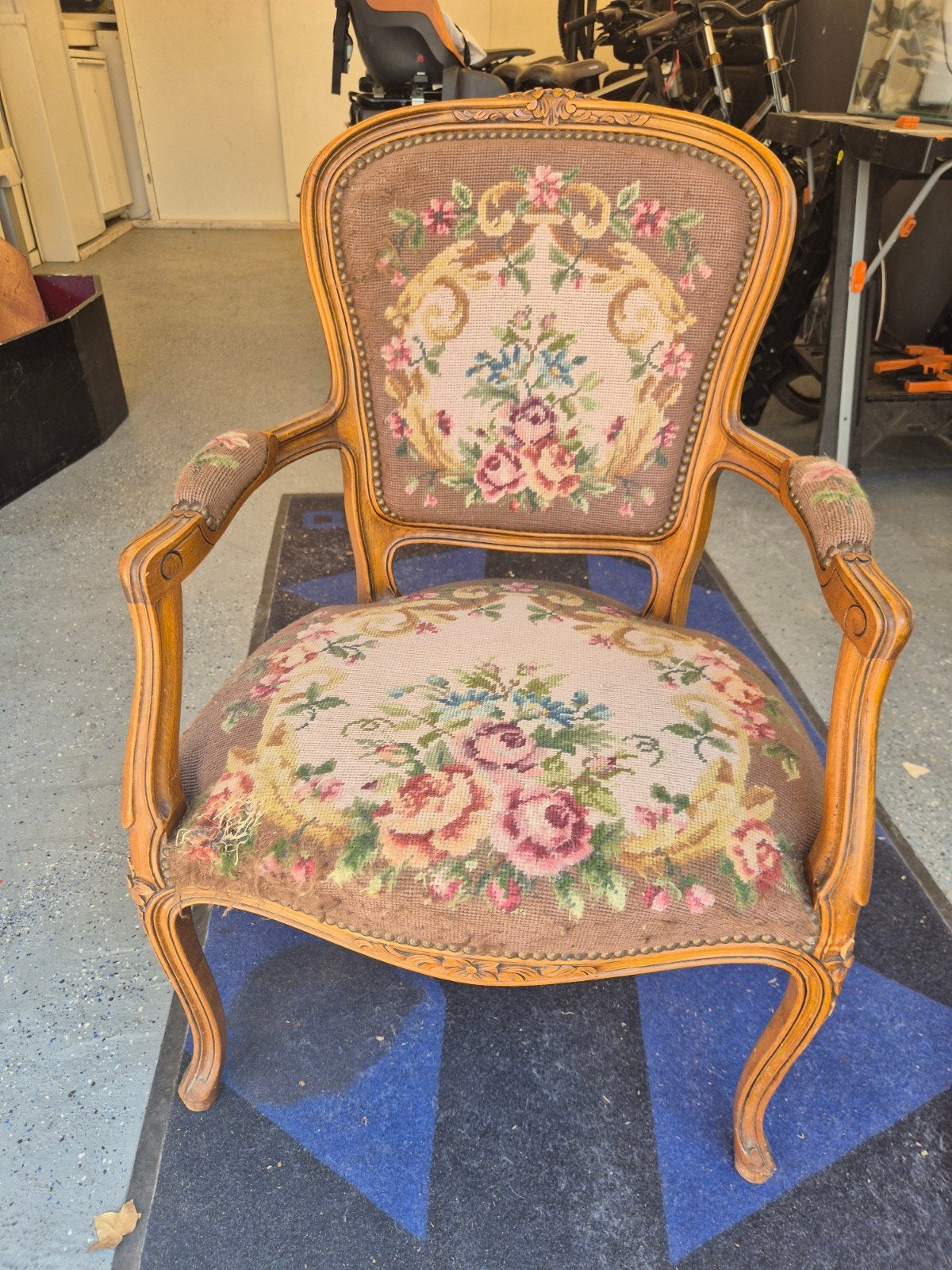 Antieke fauteuil met geborduurd bloemmotief, Ophalen