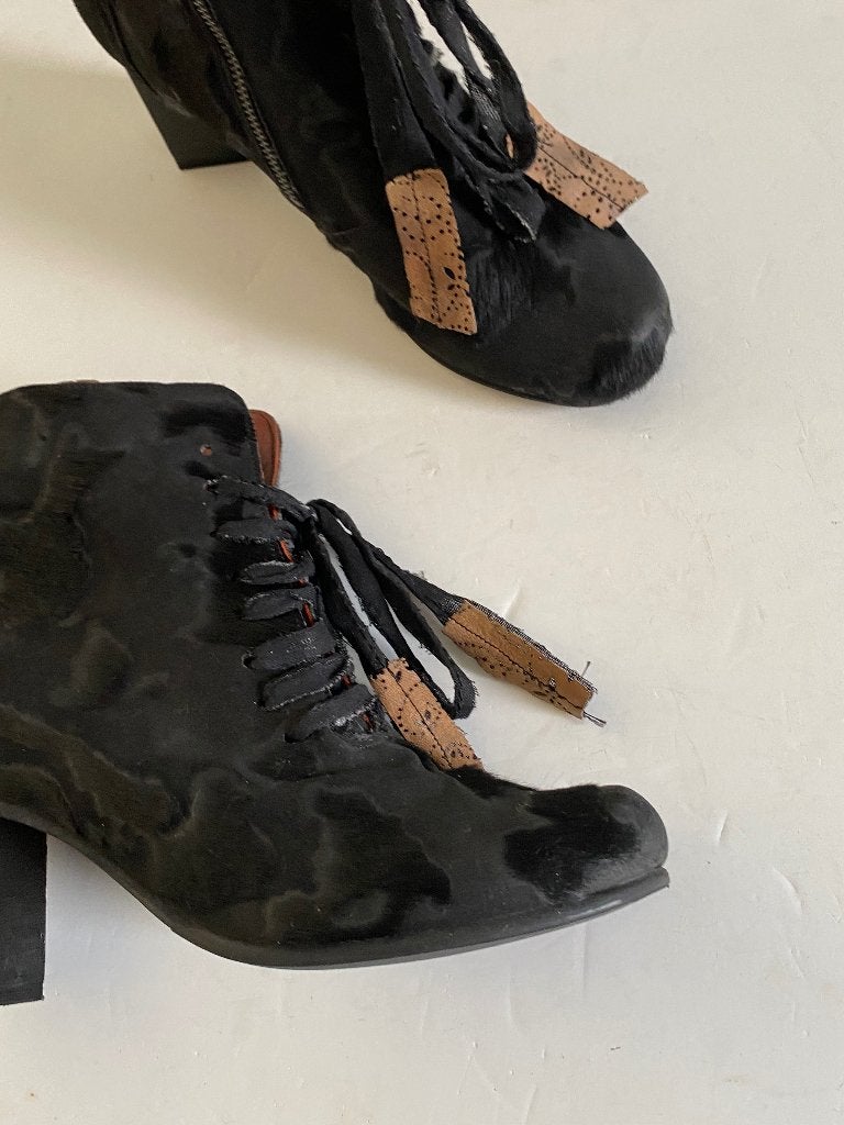 K316 mt. 40 aparte leren lage laarsjes hak leer zwart enkel, Kleding | Dames, Zwart, Lage of Enkellaarzen, Ophalen of Verzenden