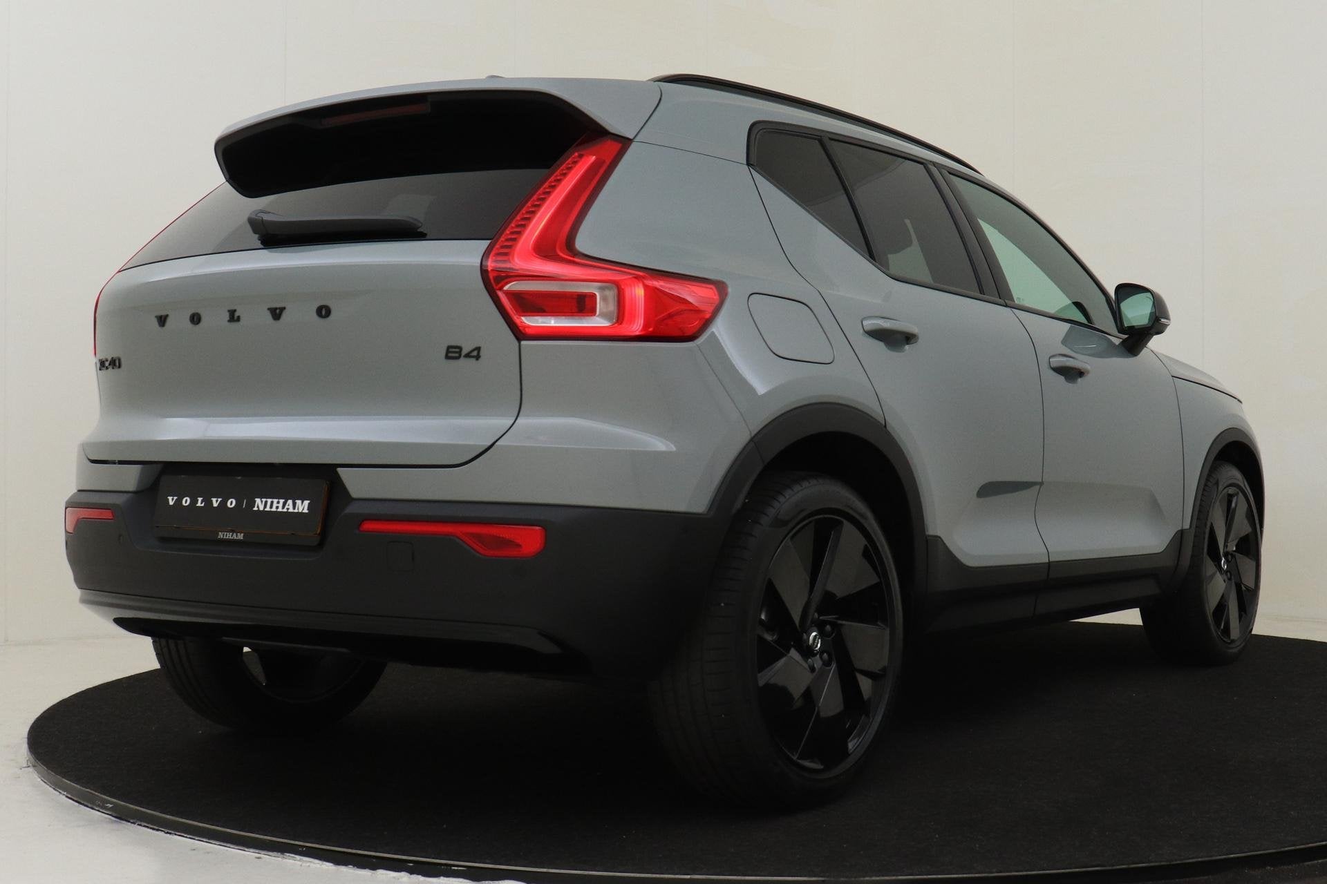Volvo XC40 B4 (M-HYBRID) PLUS BLACK EDITION -PANO.DAK|HARMAN, 12 maanden, Gebruikt, Euro 6, 4 cilinders