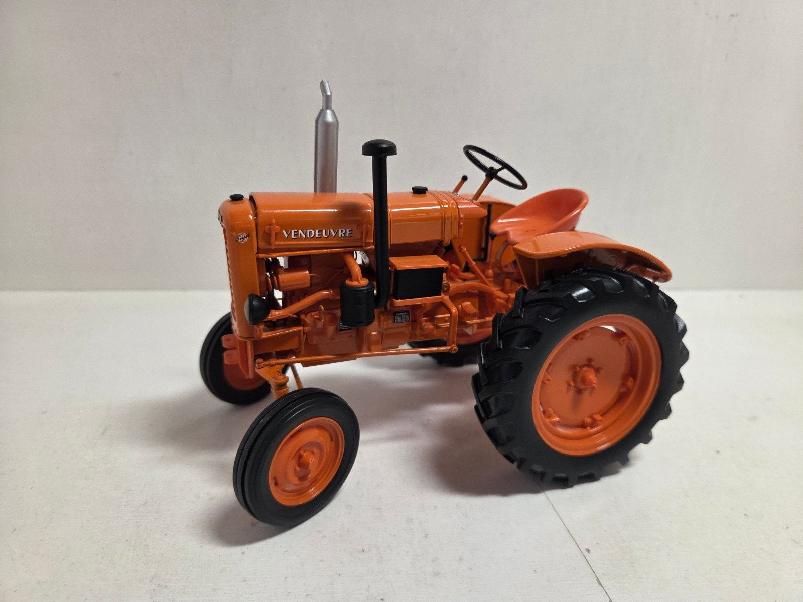 Universal Hobbies Vendeuvre 1:16, ., Tractor of Landbouw, Ophalen of Verzenden, Zo goed als nieuw
