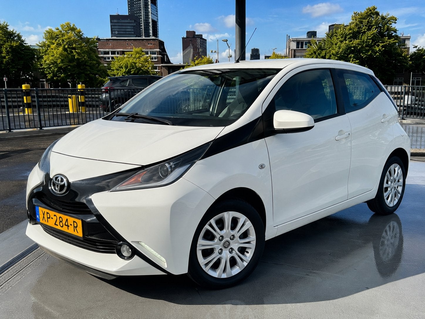 Toyota Aygo X-Shift Automaat | Camera | Airco | nieuwe APK, Auto's, Zwart, 4 stoelen, Wit, 24 km/l