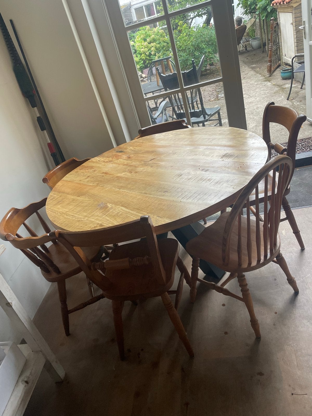 Ronde houten eettafel met zwart metalen onderstel 140 cm, Huis en Inrichting, Tafels | Eettafels, Ophalen, Gebruikt, 100 tot 150 cm