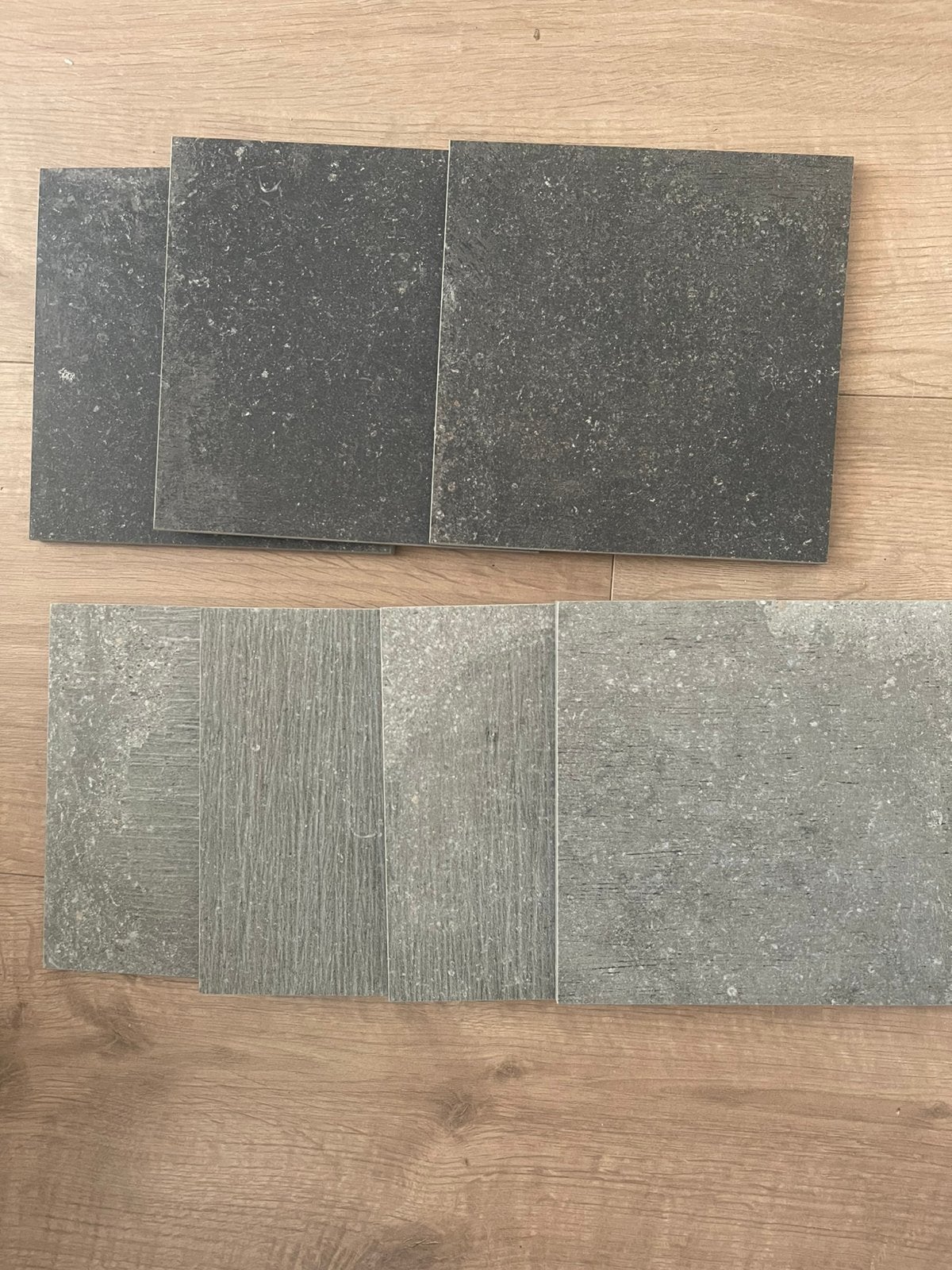 donker en licht grijze tegels, Keramiek, Nieuw, Ophalen of Verzenden, 20 tot 40 cm