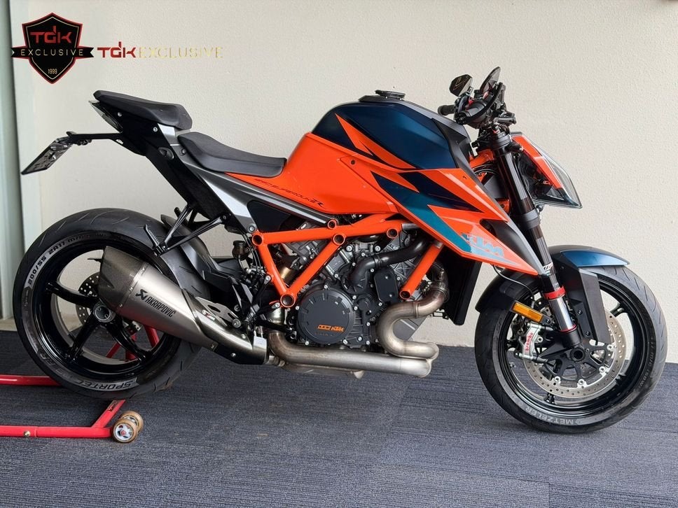 Foto 2 van KTM 1290 SUPERDUKE R 3.0 TECH TRACK PACK SUPER DUKE R 1390