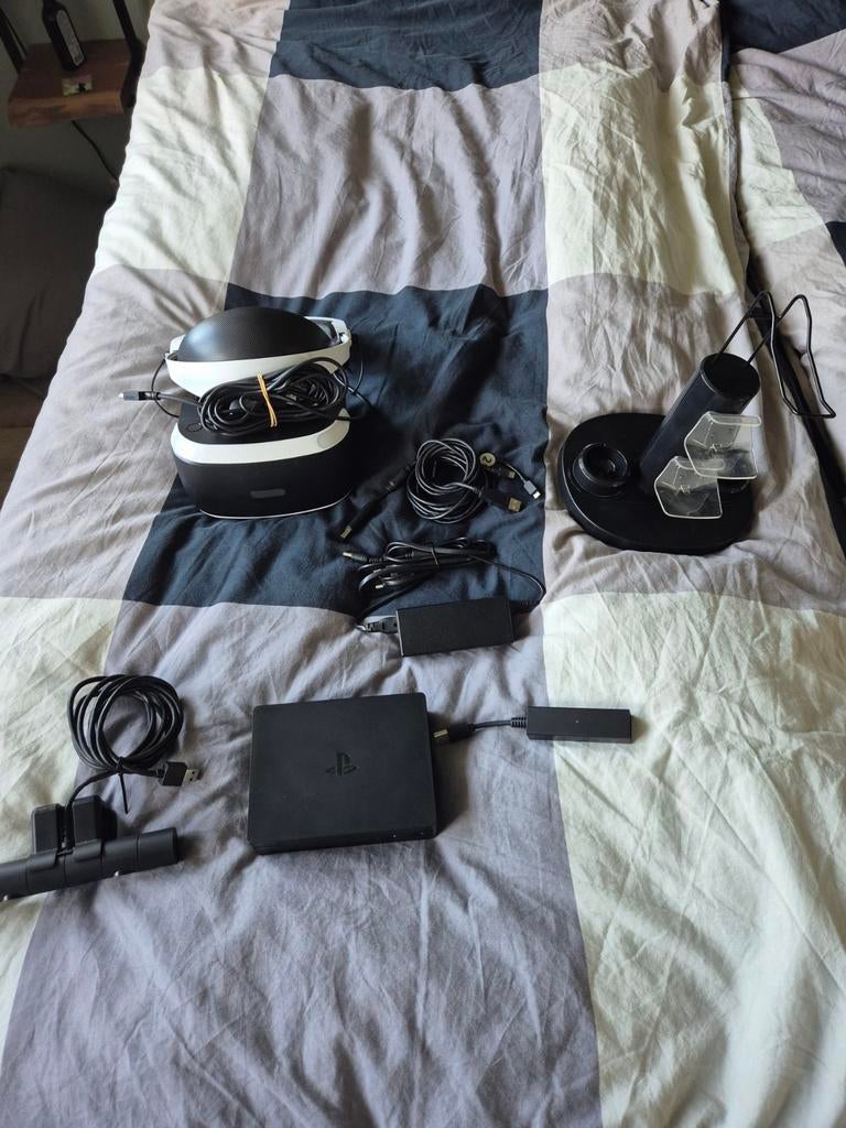 PSVR1 met 2 motion controllers, charger deck en PS5 adapter, 1 speler, Ophalen of Verzenden, Zo goed als nieuw, Vanaf 3 jaar