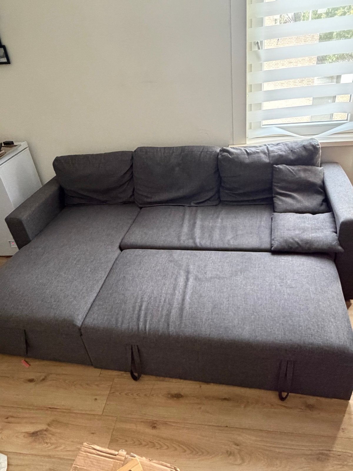 Foto 8 van Zo goed als nieuwe grijze slaapbank met opbergruimte
