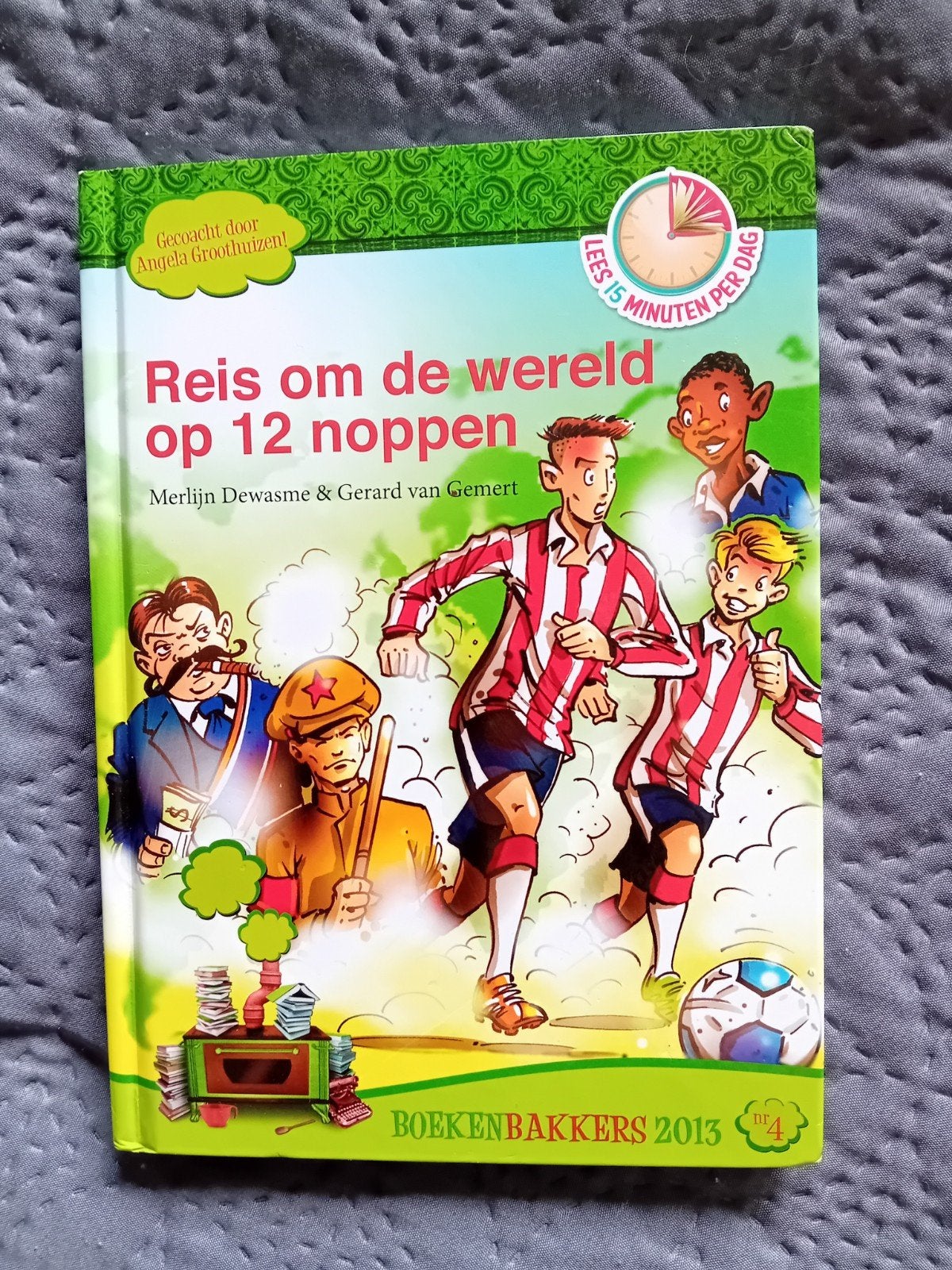 Reis om de wereld op 12 noppen - Boekenbakkers 2013, Boeken, Ophalen of Verzenden, Gelezen
