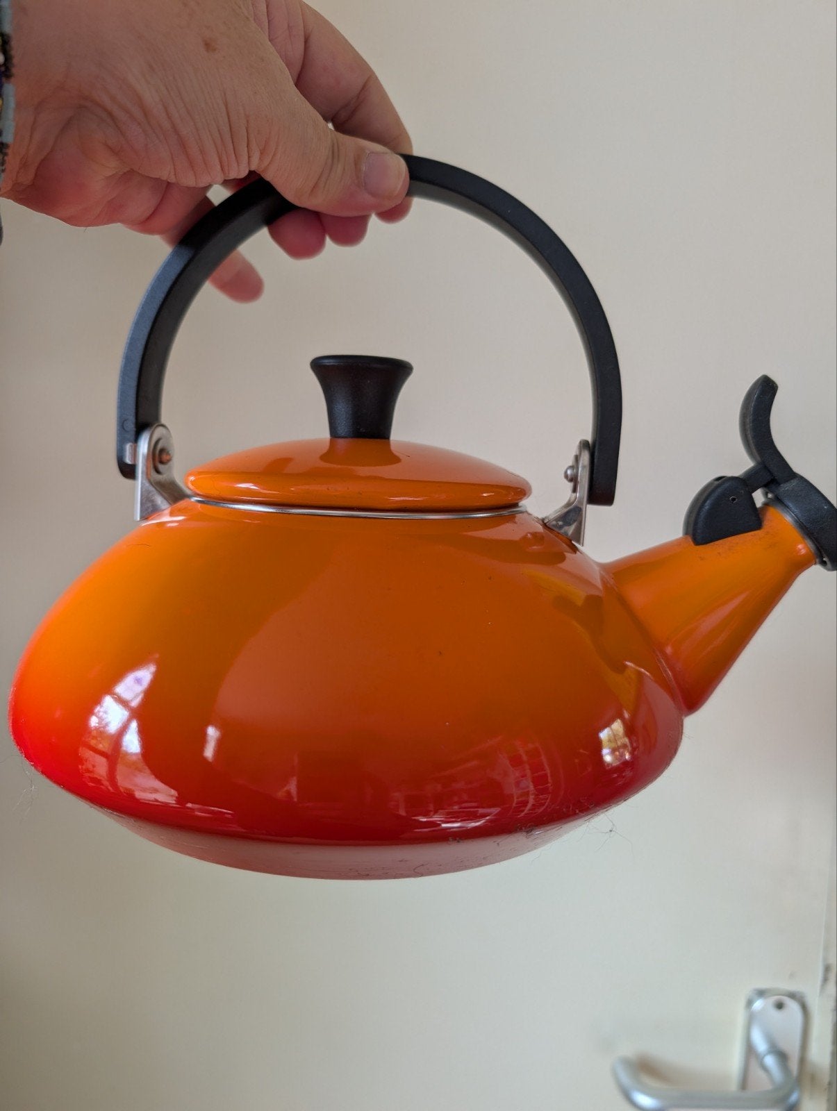 Le Creuset fluitketel - Gebruikt, Theepot/fluitketel, Ophalen of Verzenden, Gebruikt, Oranje