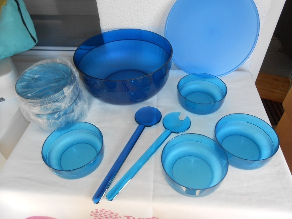 Tupperware Saladebak met slacouvert en 8 kommen Blauw NIEUW, Met deksel, Blauw, Nieuw, Ophalen of Verzenden