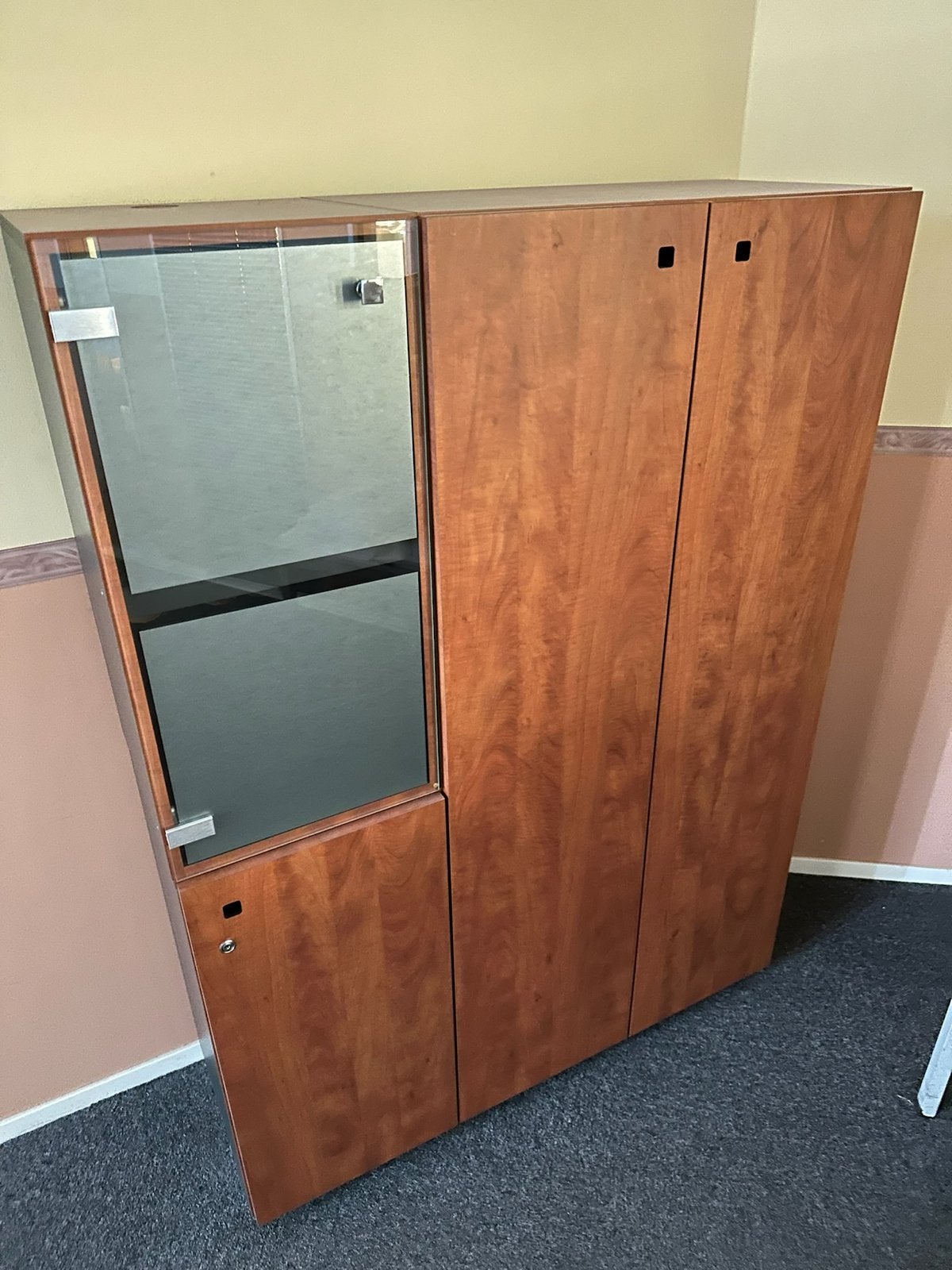 Houten kast met glazen deur en legplanken, Ophalen of Verzenden, Gebruikt