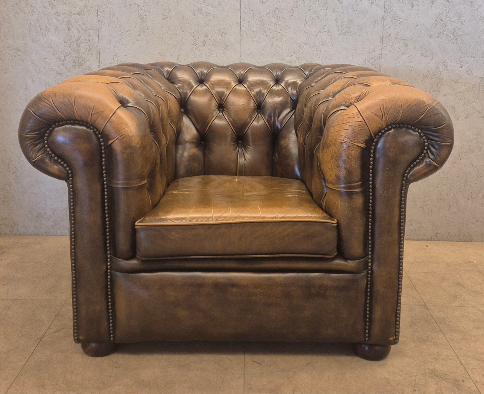 Originele Engelse Chesterfield fauteuil van Salvale Designs, Huis en Inrichting, Fauteuils, Ophalen, Gebruikt, Chesterfield, 75 tot 100 cm
