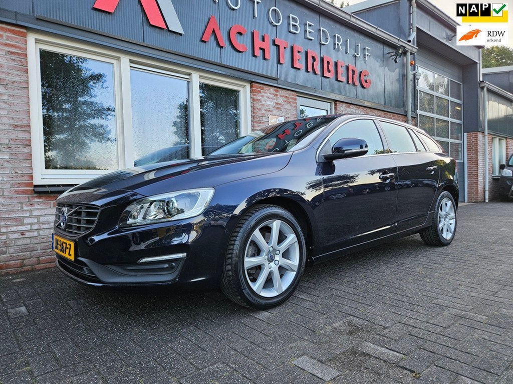 Volvo V60 1.5 T2 Nordic+ Automaat! Trekhaak! Xenon! NAP! PDC, Euro 6, 4 cilinders, Blauw, Leder en Stof