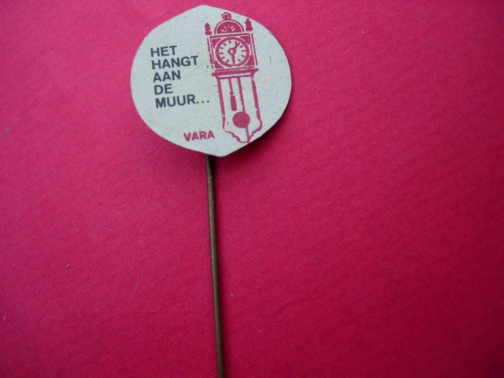 VARA Het hangt aan de muur (gewicht links van de slinger), Verzamelen, Speldjes, Pins en Buttons, Verzenden, Zo goed als nieuw