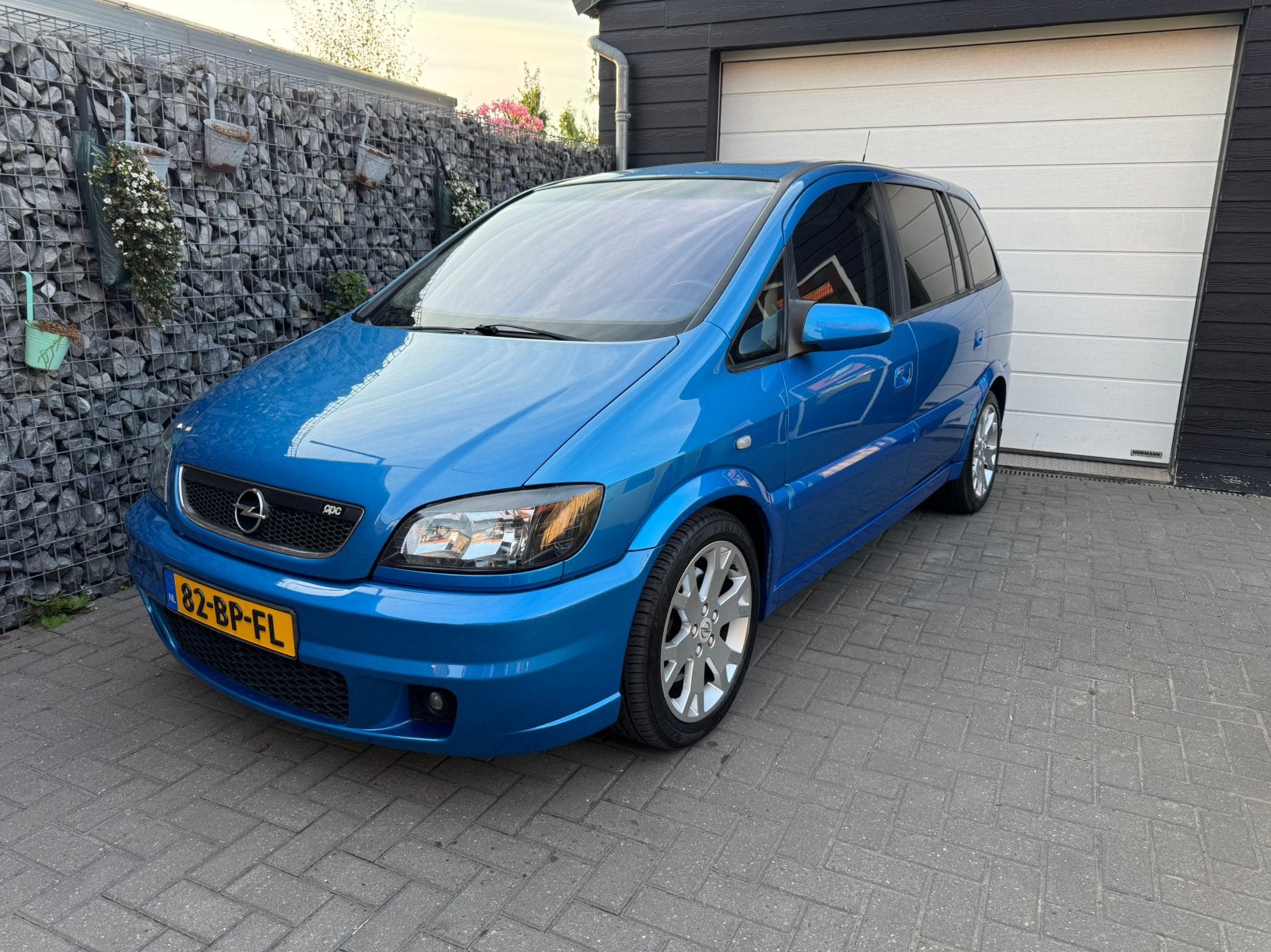 Opel Zafira A-Van 2.0 200PK OPC Youngtimer Recaro Uniek, Auto's, Voorwielaandrijving, 1998 cc, Zwart, 4 cilinders