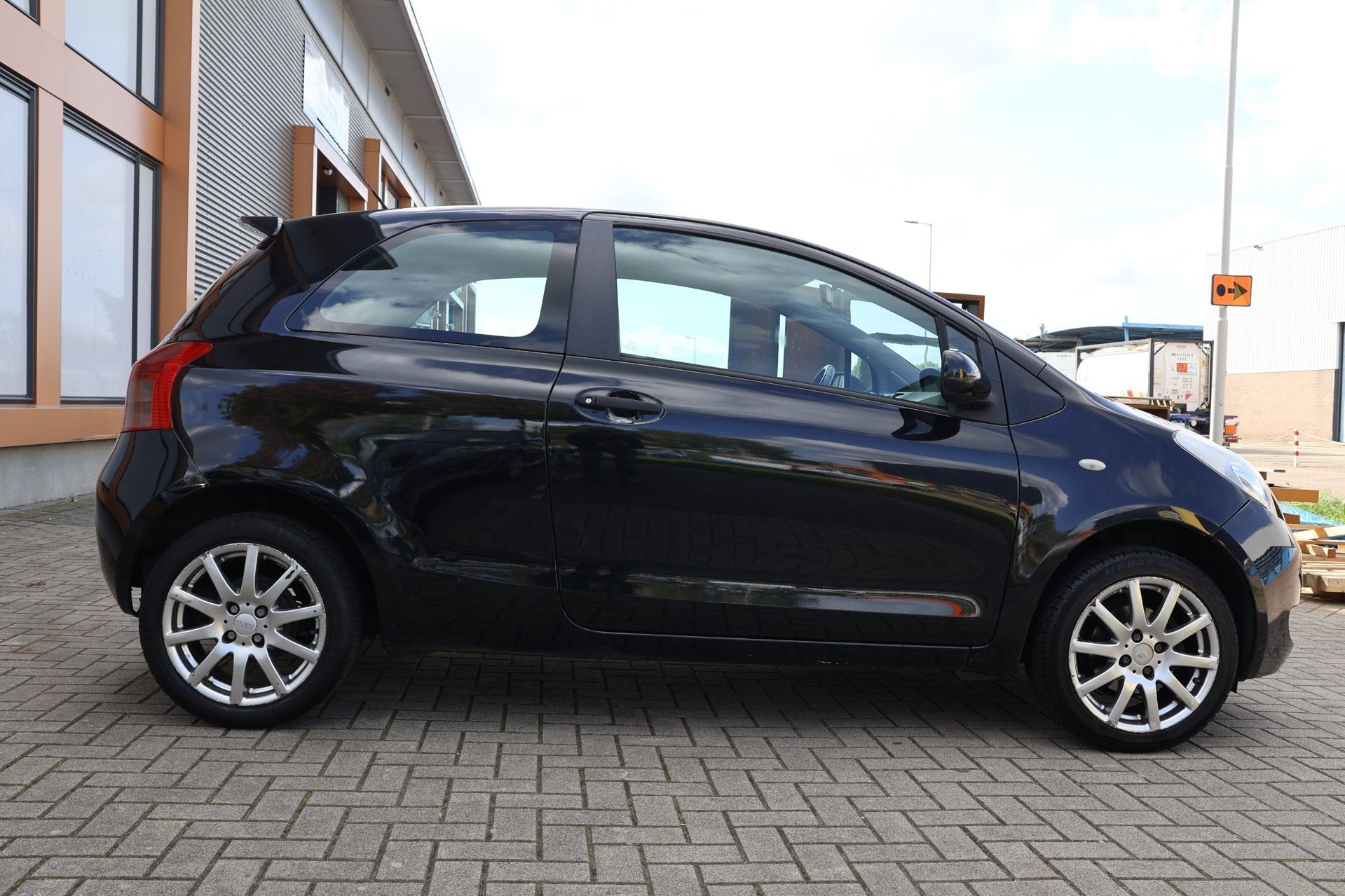 Toyota Yaris 1.0 VVTi Spirit |Airco|Leder, Auto's, Voorwielaandrijving, Zwart, Bedrijf, Handgeschakeld