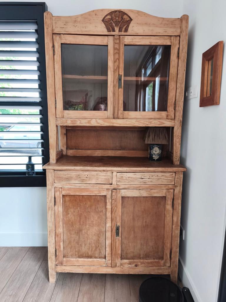 Oude geleefde buffetkast - Opknapper met houtwormsporen, Ophalen
