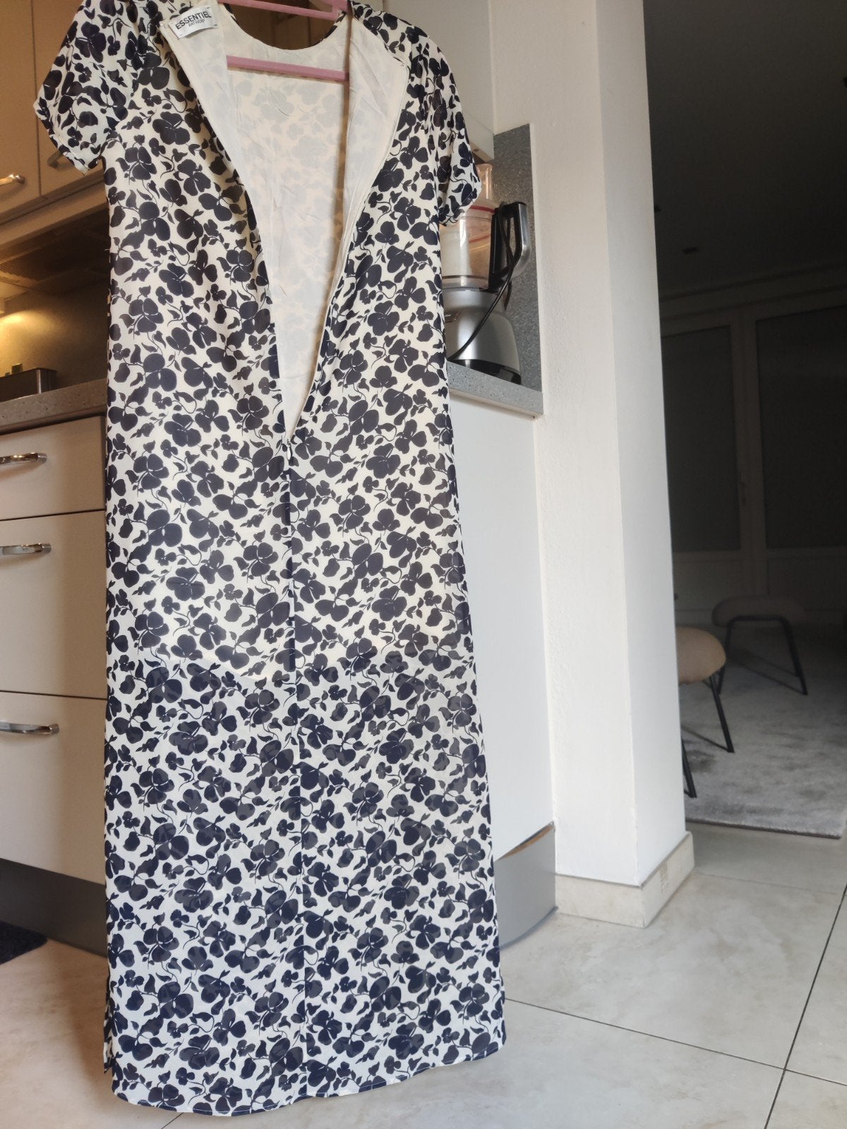 Essentiel Antwerpen Nieuw Maxi Jurk Maat 34, Zwart, Essentiel Antwerpen, Ophalen of Verzenden, Zo goed als nieuw
