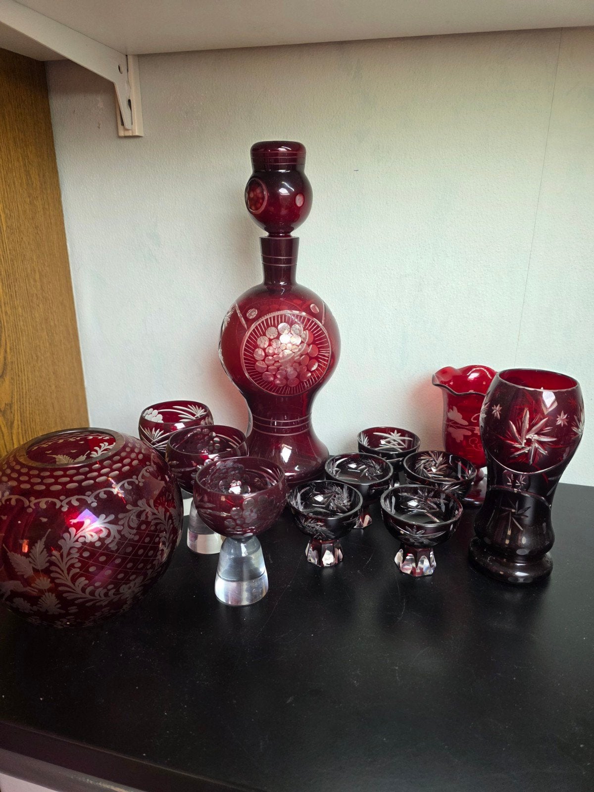 Boheems robijnrood glaswerk: karaf, vaas en glazen, Antiek en Kunst, Antiek | Glas en Kristal, Ophalen of Verzenden