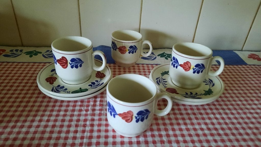 Boerenbont servies 4 kop en schotels melkkan, Landelijk/Boerenbont, Ophalen of Verzenden, Zo goed als nieuw, Kop(pen) en/of Schotel(s)