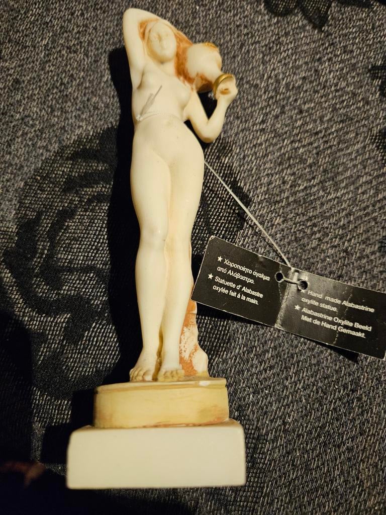 Handgemaakt Albastine beeldje van vrouw met kruik, Antiek en Kunst, Ophalen, Minder dan 20 cm, Handgemaakt, Steen of Keramiek