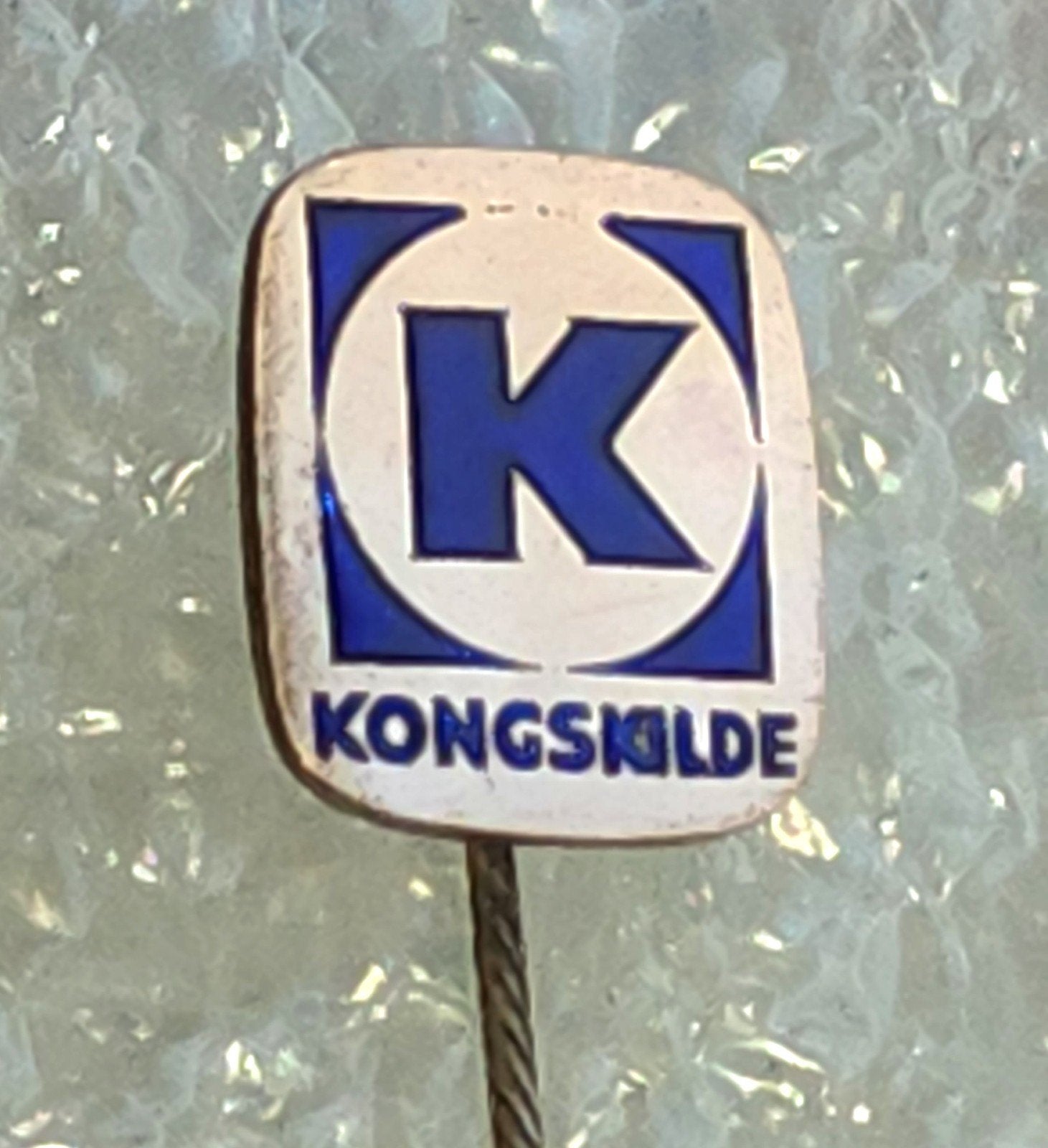 Emaille Speldje Kongskilde - Vintage Reclame, Verzamelen, Speldjes, Pins en Buttons, Ophalen of Verzenden, Gebruikt, Merk, Speldje of Pin