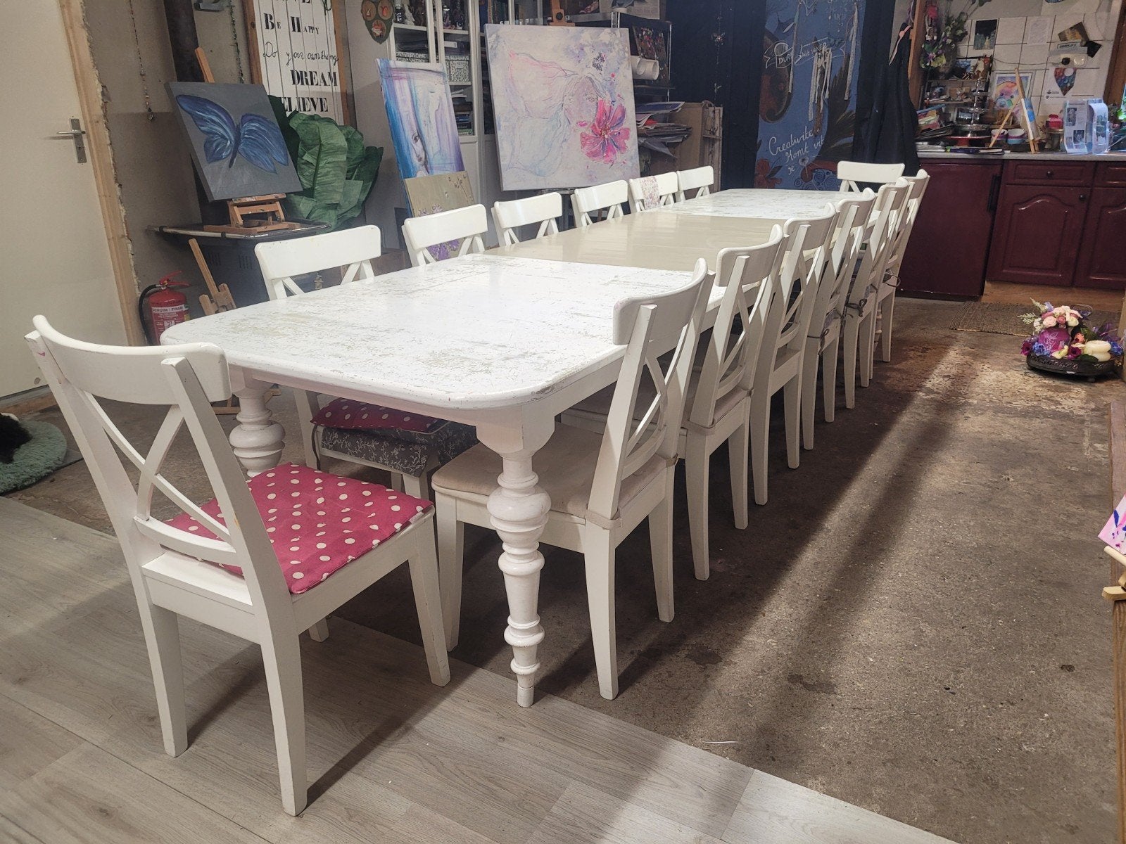 Witte Landelijke uitschuifbare eettafel met 14 IKEA stoelen, Ophalen, Gebruikt, 200 cm of meer, 50 tot 100 cm