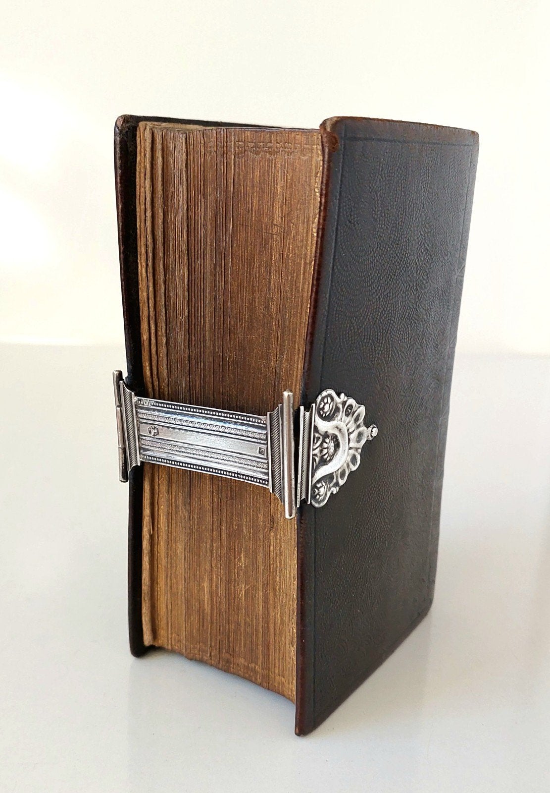 Antieke Bijbel uit 1851 met Zilveren beslag/sluiting, Antiek en Kunst, Antiek | Boeken en Bijbels, Verzenden