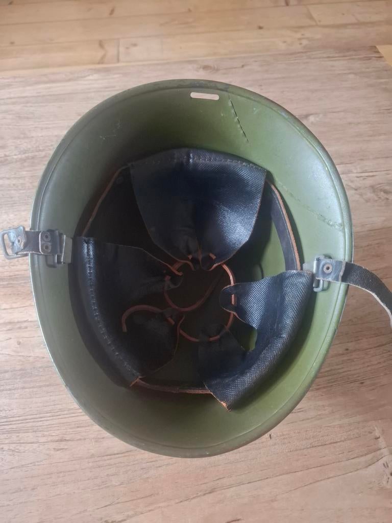 Vintage Militaire Helm met Rode Kruis Embleem, Ophalen of Verzenden, Overige soorten, Overige gebieden, Helm of Baret