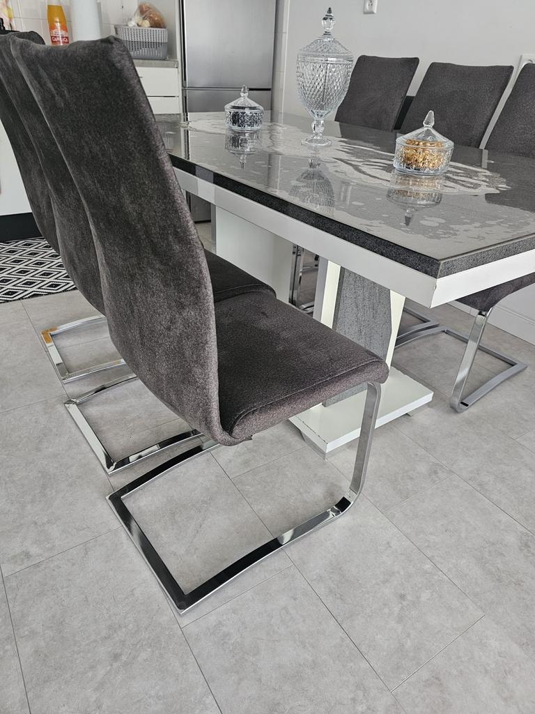 Moderne Eetkamerstoelen - Grijs Stof met Chroom Onderstel, Huis en Inrichting, Tafels | Eettafels, Ophalen, Gebruikt