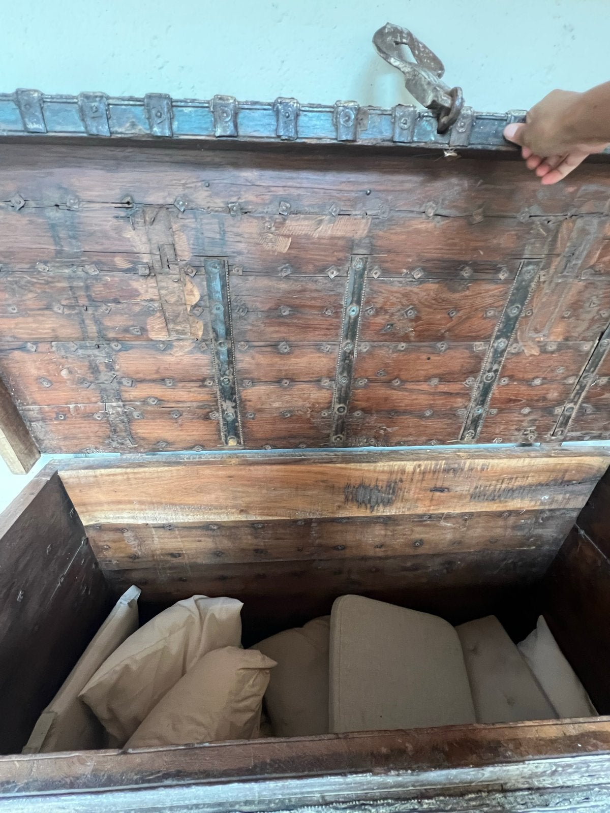 Grote handgesneden houten dekenkist - India, Ophalen