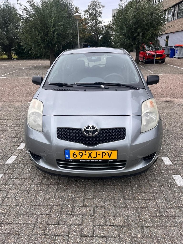 Toyota Yaris 1.0 Vvt-i 3DR 2007 Grijs Metallic, Auto's, Voorwielaandrijving, 40 €/maand, Origineel Nederlands, Handgeschakeld