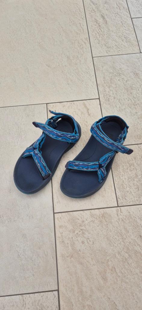 Nette Teva sandalen maat 32, Kinderen en Baby's, Kinderkleding | Schoenen en Sokken, Ophalen, Gebruikt, Jongen of Meisje, Overige typen