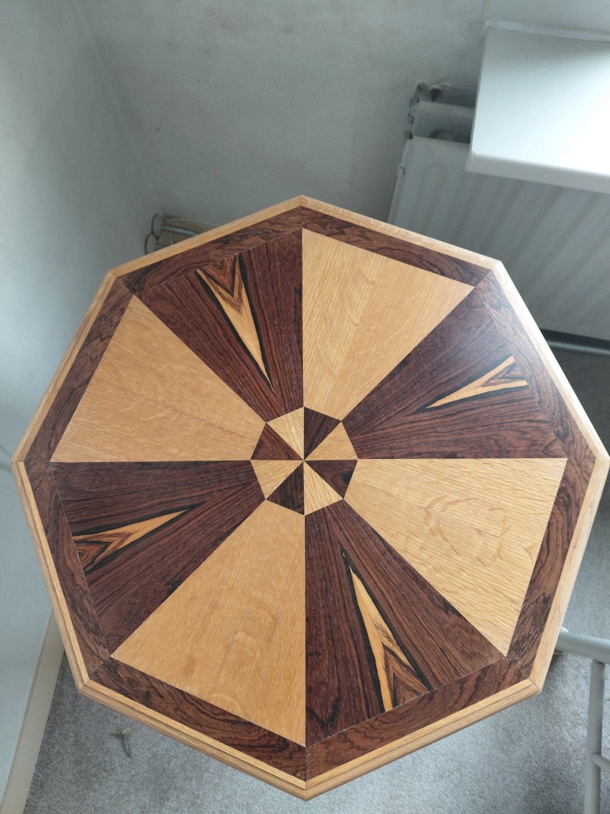 Unieke houten bijzettafel met ingelegd patroon, Ophalen, 55 tot 75 cm, Zo goed als nieuw, Klassiek, Decoratief