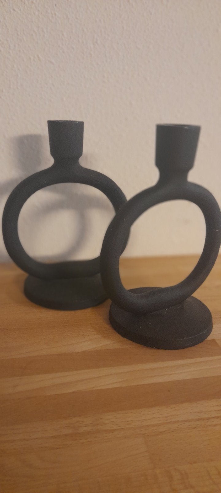 Twee zwarte metalen kandelaars van H&M Home, 18 cm, Gebruikt, Ophalen of Verzenden, Metaal, Kandelaar