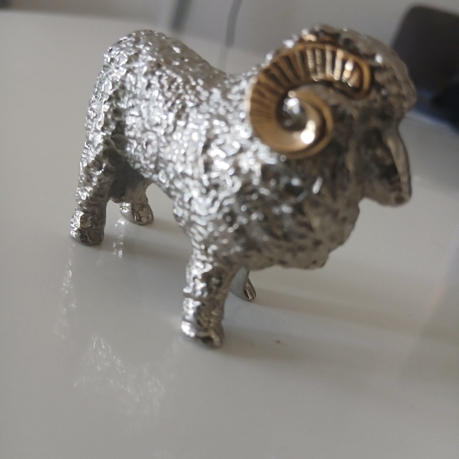William SturtZilverkleurig Schaap Beeldje met Gouden Hoorns., Ophalen, Nieuw, Dier