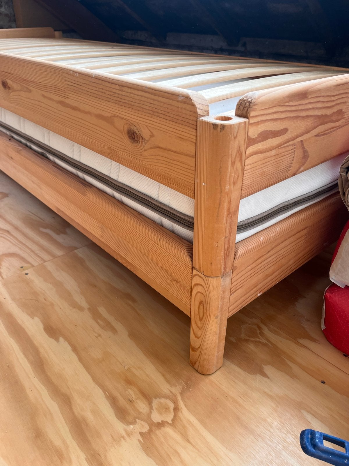 IKEA Utaker stapelbare logeerbedden incl twee matrassen, Ophalen, Gebruikt, Eenpersoons, Wit