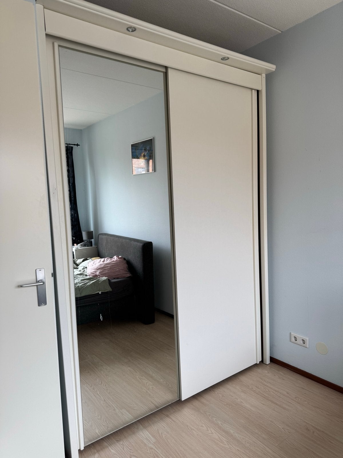 Witte kledingkast met spiegel en schuifdeuren, Ophalen, Gebruikt
