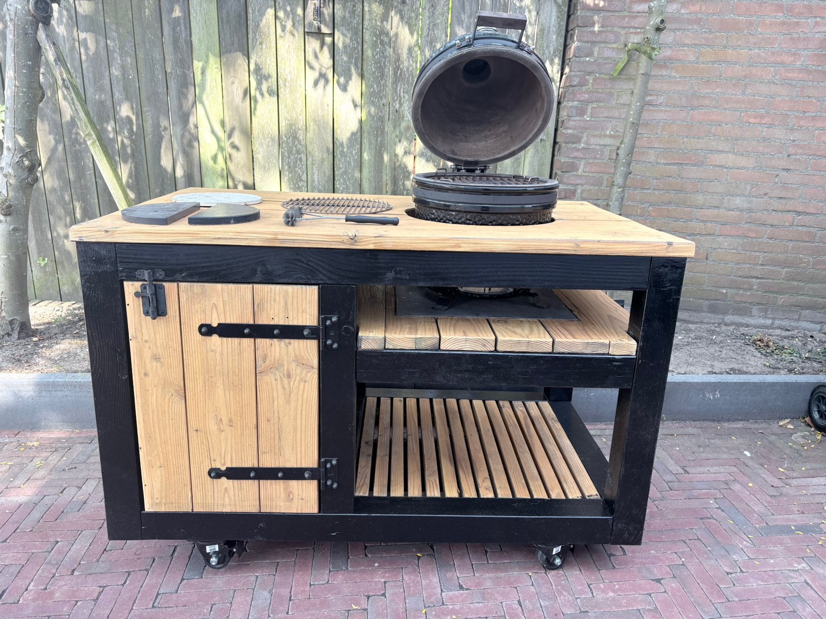 Basterd bbq met douglas meubel, Ophalen, Gebruikt, Houtskool, Vrijstaand