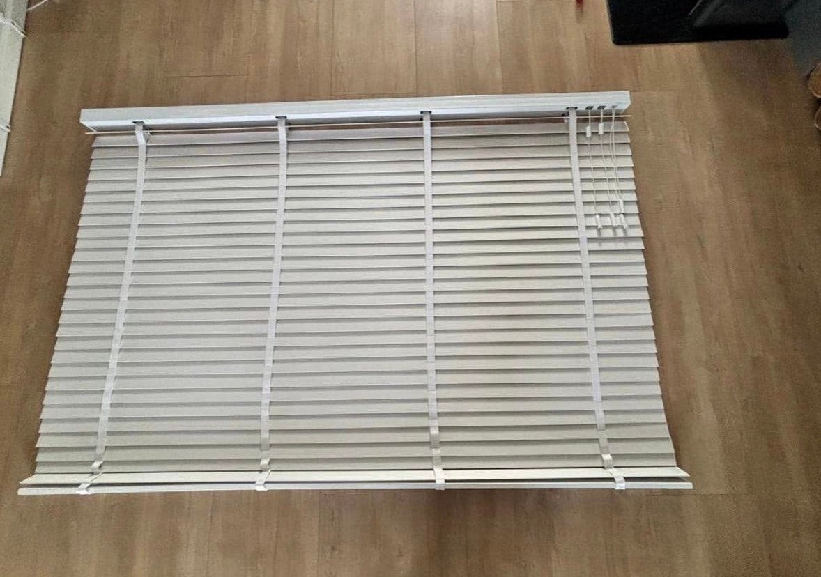 Luxaflex/jaloezie wit hout. 1.30 h x1.96 br lamellen 50 mm, Ophalen, Wit, Zo goed als nieuw, 130 cm