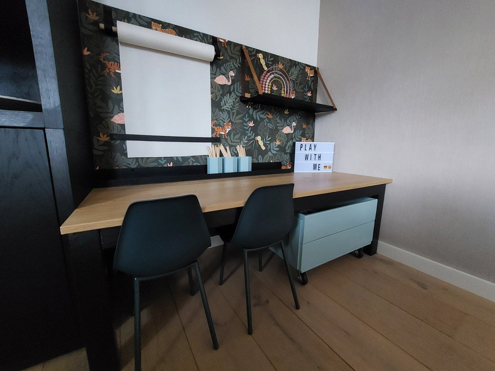 Kinderhoekje met achterwand, stoeltjes, kist en meer, Ophalen, Tafel(s) en Stoel(en)