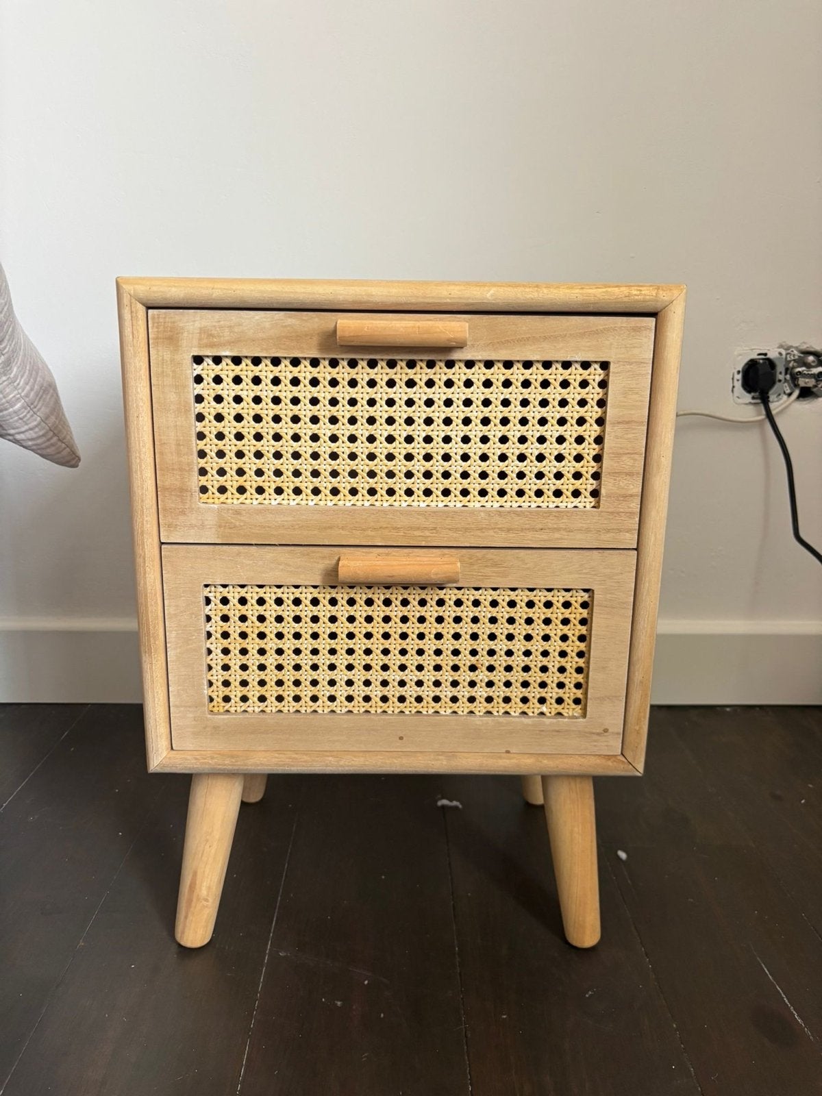 Twee nachtkastjes met rotan details - 56x40x31 cm, Huis en Inrichting, Slaapkamer | Nachtkastjes, Ophalen, Gebruikt, Minder dan 45 cm
