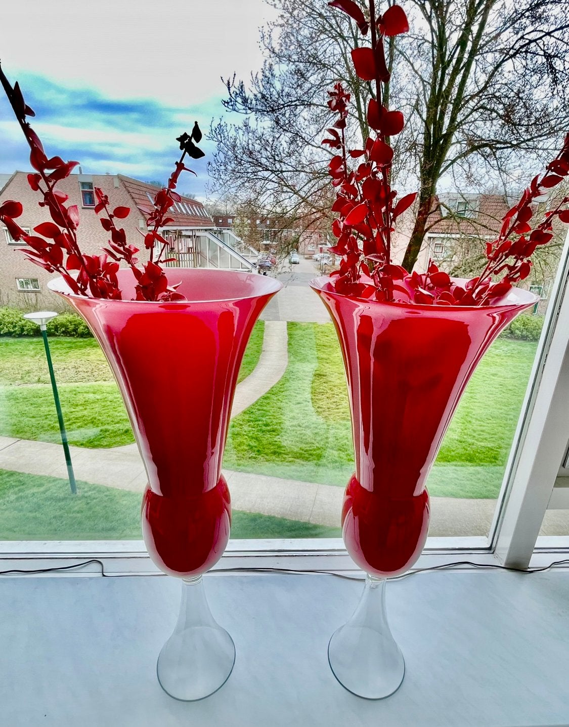 2 glazen vazen wit/rood met 5 takken van glazen blaadjes, Ophalen, 50 tot 75 cm, Rood, Glas