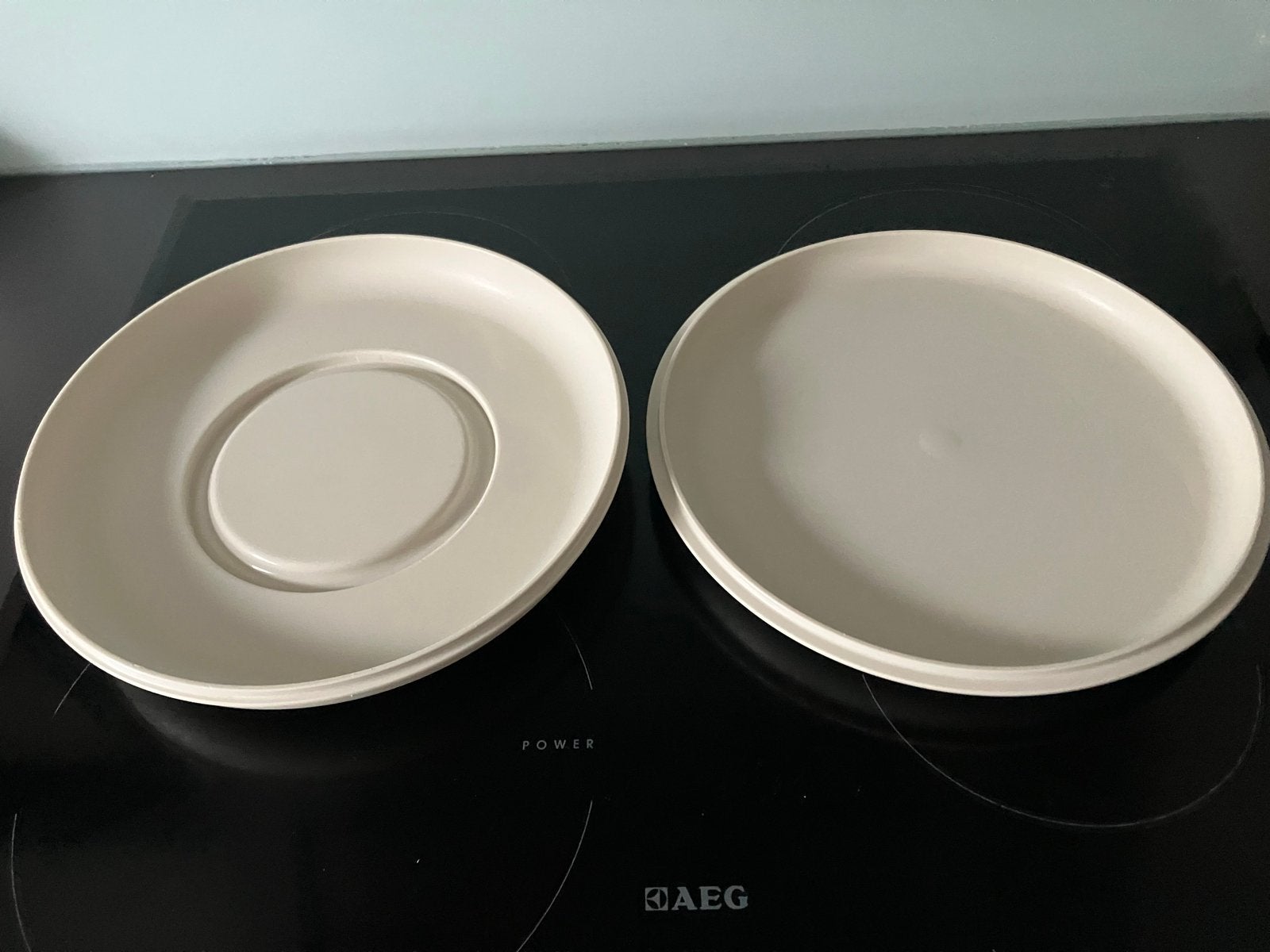Tupperware Serveerbord met Afsluitbaar Deksel - Ergonomisch, Gebruikt, Verzenden, Overige typen, Crème